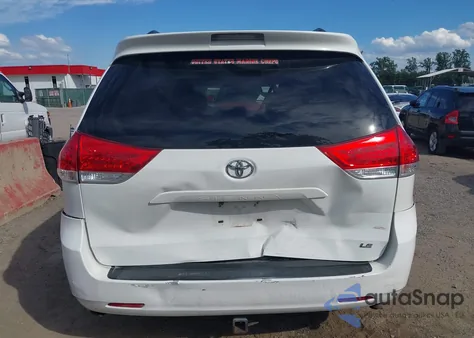 2012 Toyota Sienna Le V6 8 Passenger z USA, uszkodzony, nr VIN 5TDKK3DC1CS205210